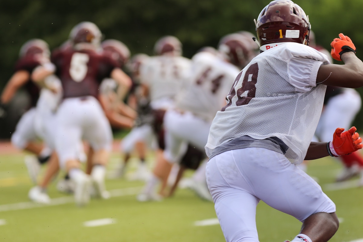 Geoff Scott mentre gioca una partita di football americano