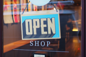 L'insegna "open" sulla vetrina di un negozio.